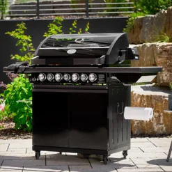 Rösle Gasgrill Magnum PRO G4-S Inkl. Abdeckhaube - Modell 2023 -Grill Verkaufs-Shop Roesle Magnum PRO G4 S Lifestyle 3