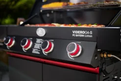 Rösle Videro G4-S VARIO+ Schwarz Gasgrill - FC Bayern Edition - Inkl. FC Bayern Abdeckhaube, Grillzange, Grillbürste Und Grillhandschuhe -Grill Verkaufs-Shop Roesle Videro FC Bayern Edition Bedienblende G4 S 1