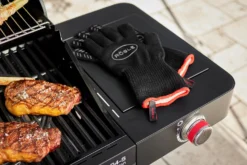Rösle Videro G4-S VARIO+ Schwarz Gasgrill - FC Bayern Edition - Inkl. FC Bayern Abdeckhaube, Grillzange, Grillbürste Und Grillhandschuhe -Grill Verkaufs-Shop Roesle Videro G4 S Seitenkocher Bayern Grill 1