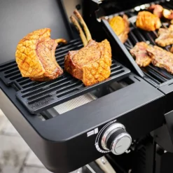 Rösle Gasgrill Videro G4-S Vario+ Nero Schwarz - Modell 2023 - X-DEAL Inkl. Abdeckhaube, Grillplatte Und Drehspieß 30 Rösle Gasgrill Videro G4-S Vario+ Nero Schwarz - Modell 2023 - X-DEAL Inkl. Abdeckhaube, Grillplatte Und Drehspieß -Grill Verkaufs-Shop Roesle Videro G4 S Vario NERO Primezone Gussrost 2