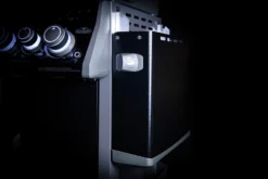 Napoleon Rogue SE 525 Gasgrill - All-black - Mit Sizzle Zone Und Heckbrenner - Grillfürst Edition Inkl. Grill Control Und Zubehörpaket - Smart Deal - Modell 2022 -Grill Verkaufs-Shop Seitenablage abgeklappt all black