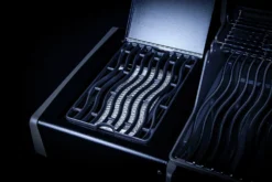 Napoleon Rogue SE 525 Gasgrill - All-black - Mit Sizzle Zone Und Heckbrenner - Grillfürst Edition Inkl. Grill Control Und Zubehörpaket - Smart Deal - Modell 2022 -Grill Verkaufs-Shop Sizzle Zone All Black