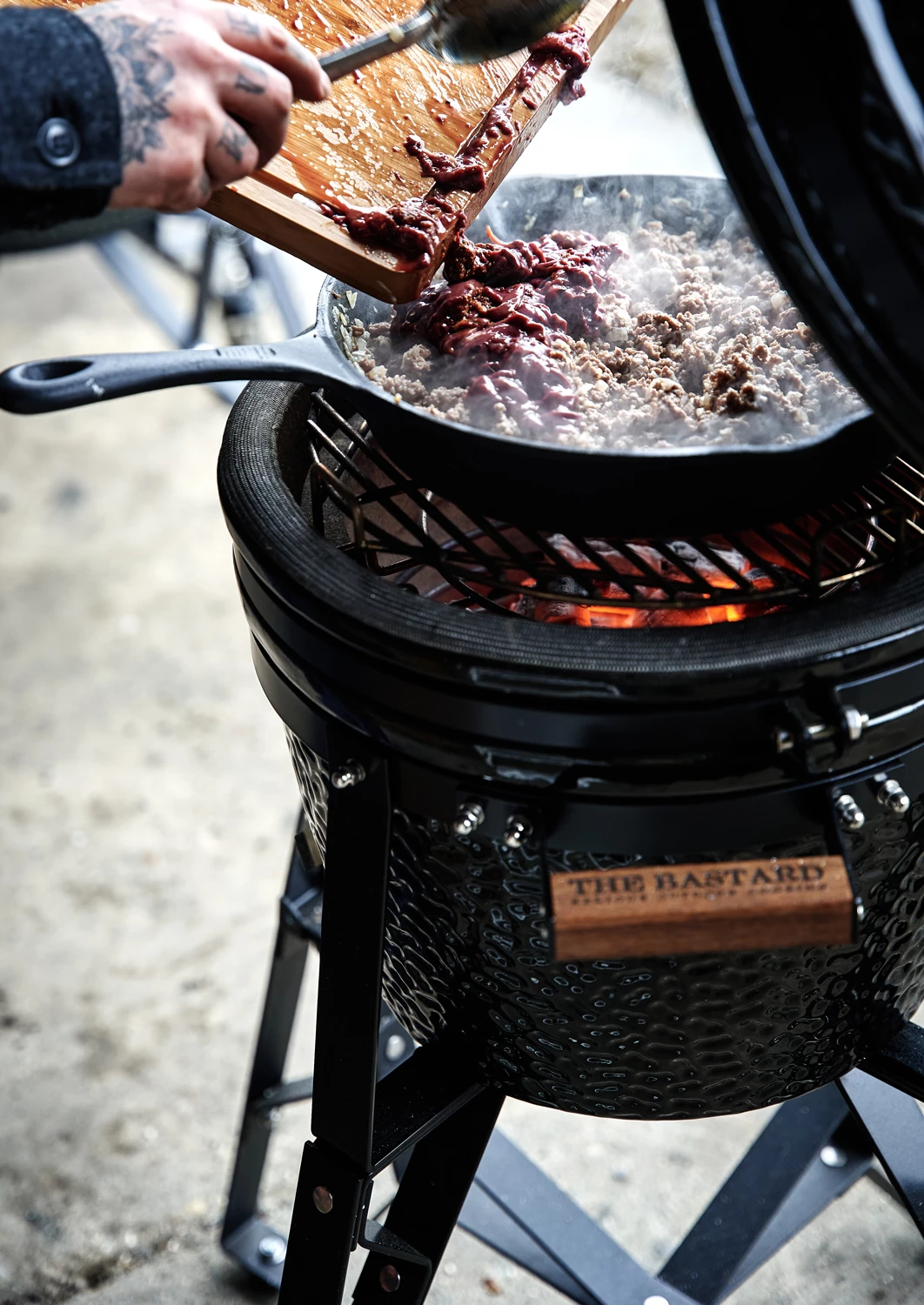 The Bastard Keramikgrill Classic Compact - Schwarz Glänzend - Modell 2023 1 The Bastard Keramikgrill Classic Compact - Schwarz Glänzend - Modell 2023