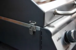 Grillfürst G201E 2-Brenner Gasgrill Portabel V2 - Campinggrill / Balkongrill 50mbar -Grill Verkaufs-Shop grillfuerst g201 verschluss 1