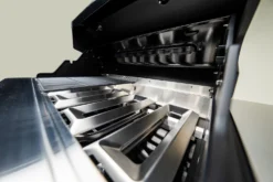 Outdoorchef Dualchef 425 G BZ Gasgrill Mit Blazing Zone Infrarotbrenner + DGS Gusseisen Grillrost 2 Stk.+ DGS Gemüse Grillrost 2 Stk. -Grill Verkaufs-Shop outdoorchef dualchef 425 g flammschutzbleche 18 700 16 1